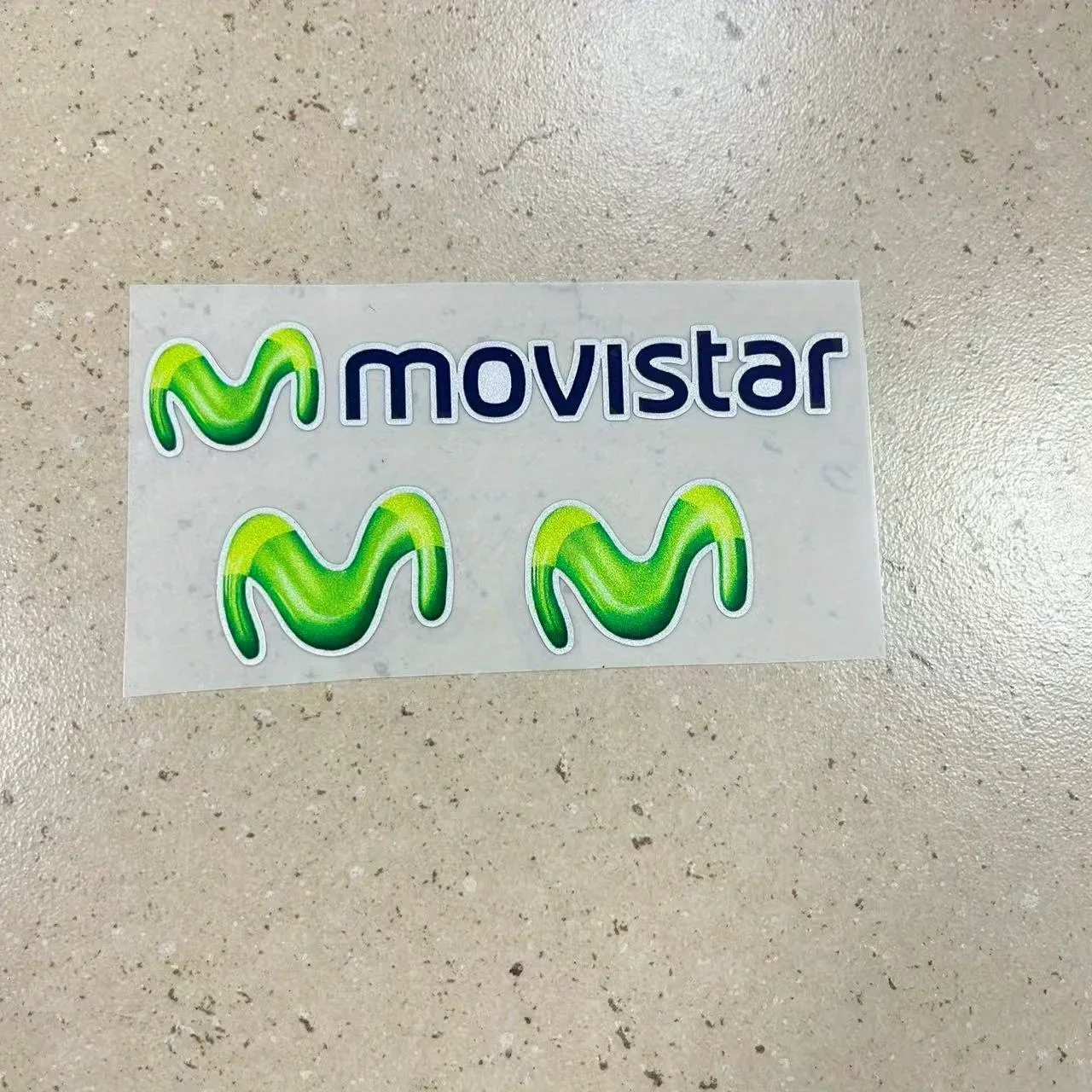 

1 комплект съемных тематических наклеек Movistar — яркие наклейки в гоночном стиле, идеально подходят для декора шлема, чехлов для ноутбуков и настенных зеркал