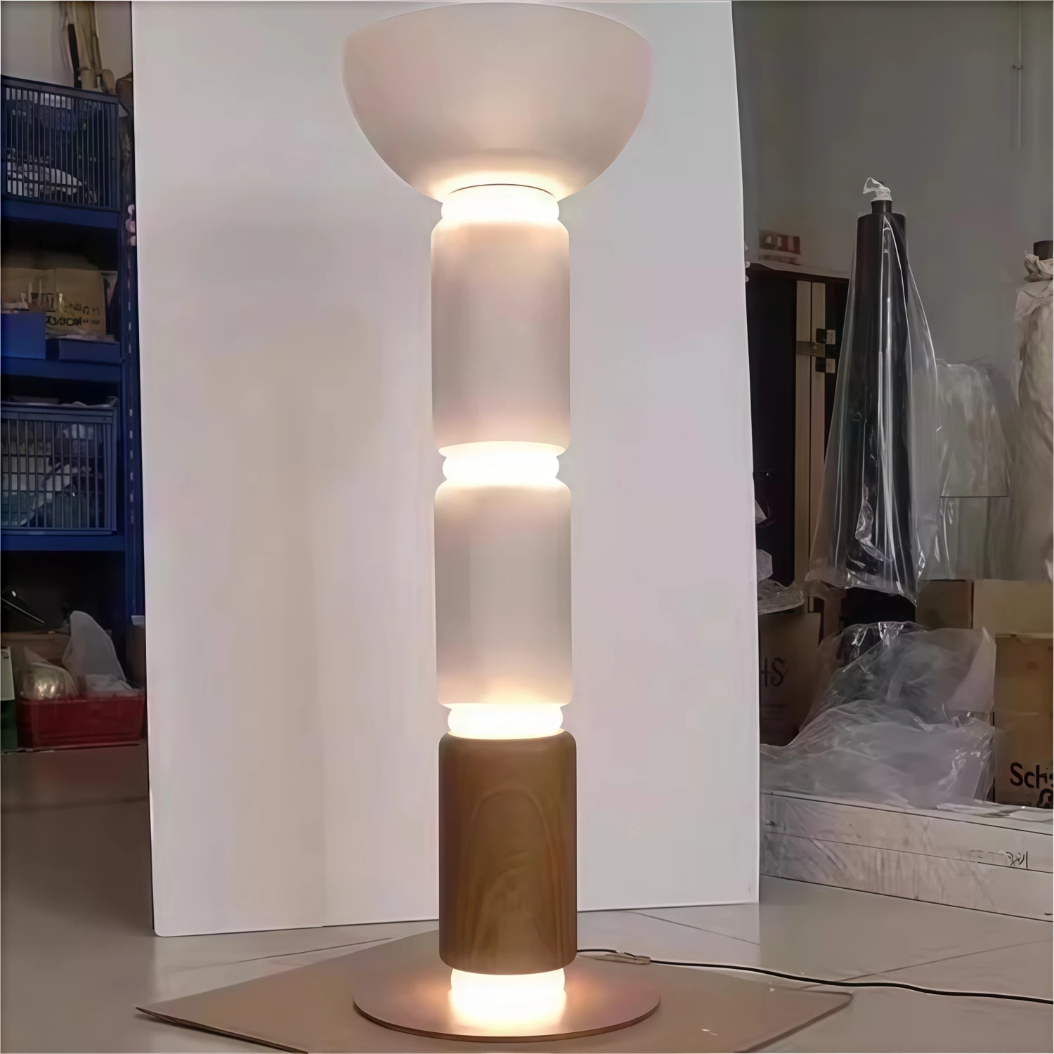 Candeeiro de pé de vidro LED nórdico, com brilho branco leitoso, adequado para salas de estar; candeeiro de mesa de nogueira para sala de jantar, para luz interna