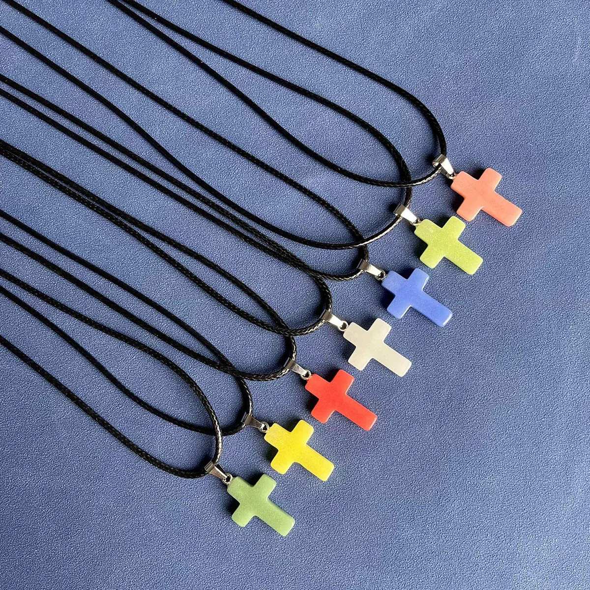 7 قطع قلادة مضيئة متعددة الأنماط، مناسبة للنساء، ملابس يومية للرجال، سيتم تنبعث القلائد المعلقة اللامعة