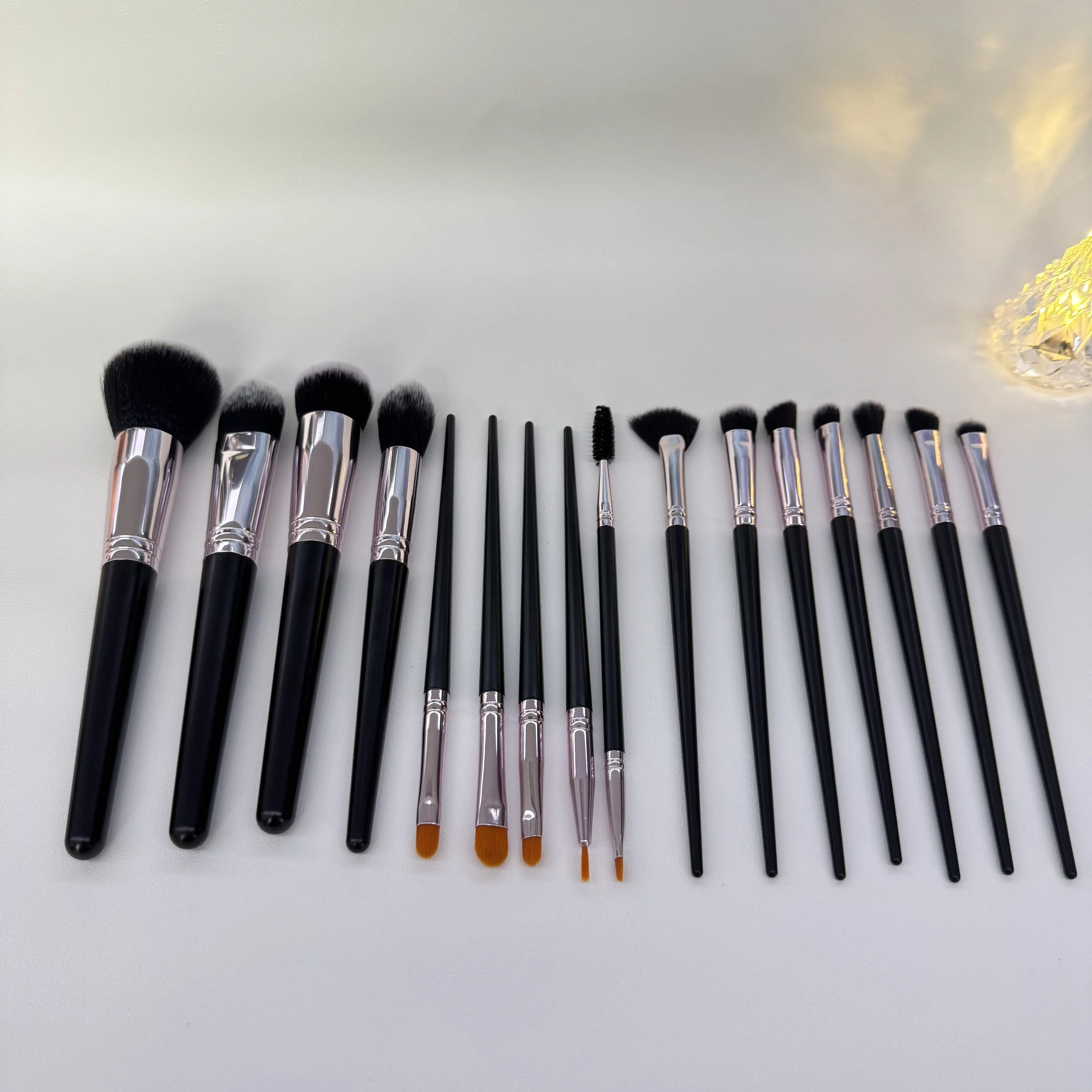 Conjunto de pincéis de maquiagem de 16 peças com base, sombra de olhos e pincéis labiais para mistura de rosto, creme em pó e maquiagem líquida