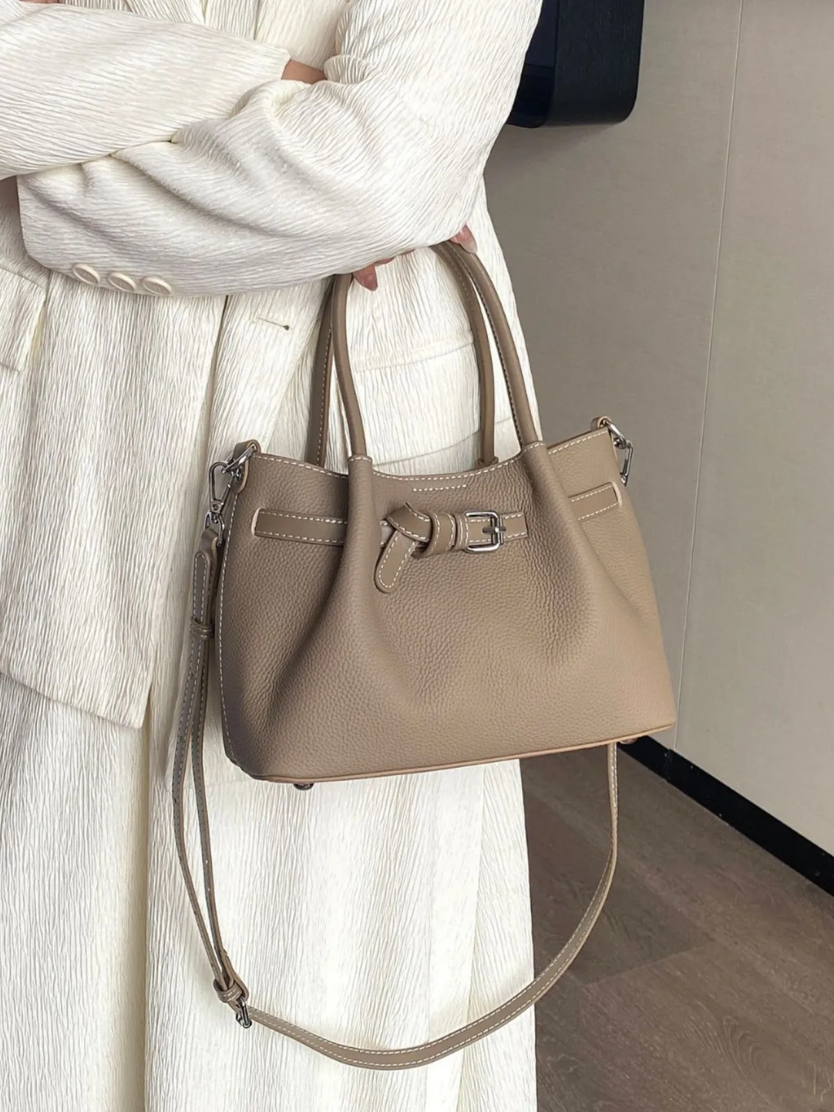 

2025 New Top Grain Leather Single Shoulder Crossbody Bag Women Versatile Market Tote Soft Leather Popular Light Luxury Set Bag