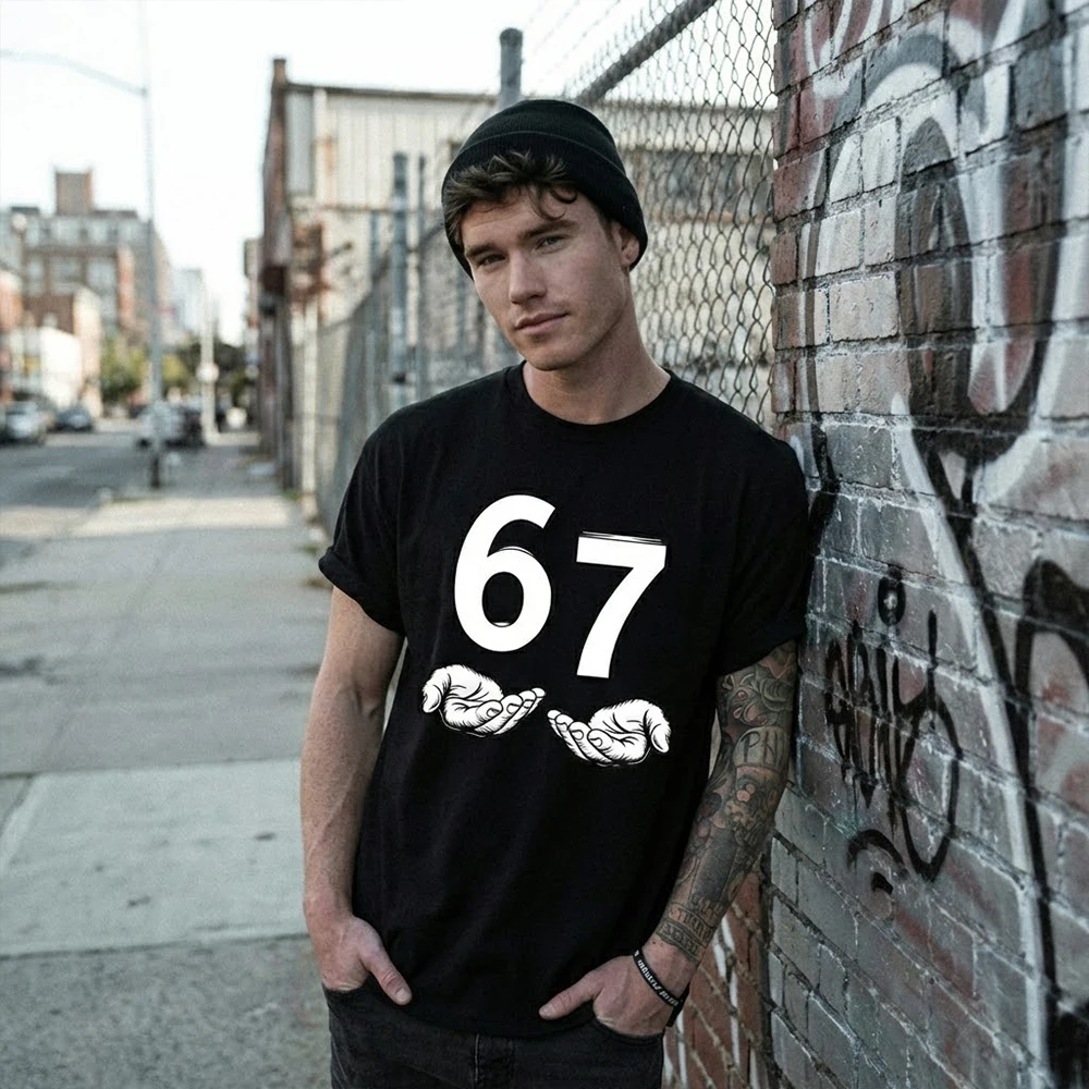 

Мужская футболка в европейском и американском стиле, забавная, с мемом Six Seven 67, сленгом Gen Alpha, ретро-дизайном 67 Hands, из комфортного хлопка, с коротким рукавом