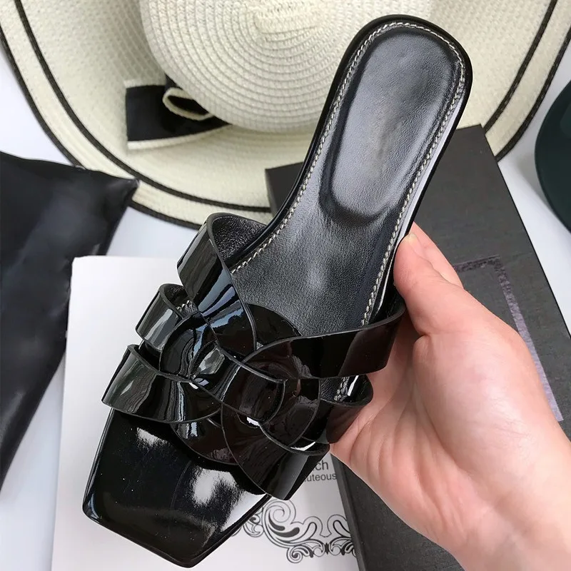 รองเท้าแตะส้นแบนผู้หญิงหนังแท้ในยุโรปและอเมริกา รองเท้าแตะขนาดใหญ่ รองเท้าแตะ รองเท้าแตะแบรนด์ดีไซเนอร์
