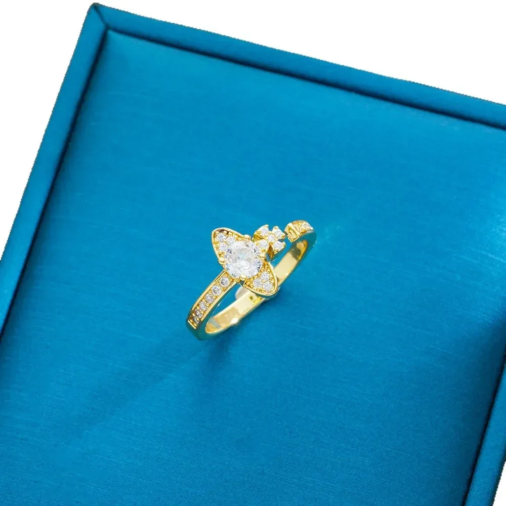 The stone three-dimensional saturn-shaped open ring exudes a sense of high-end fashion and light luxury