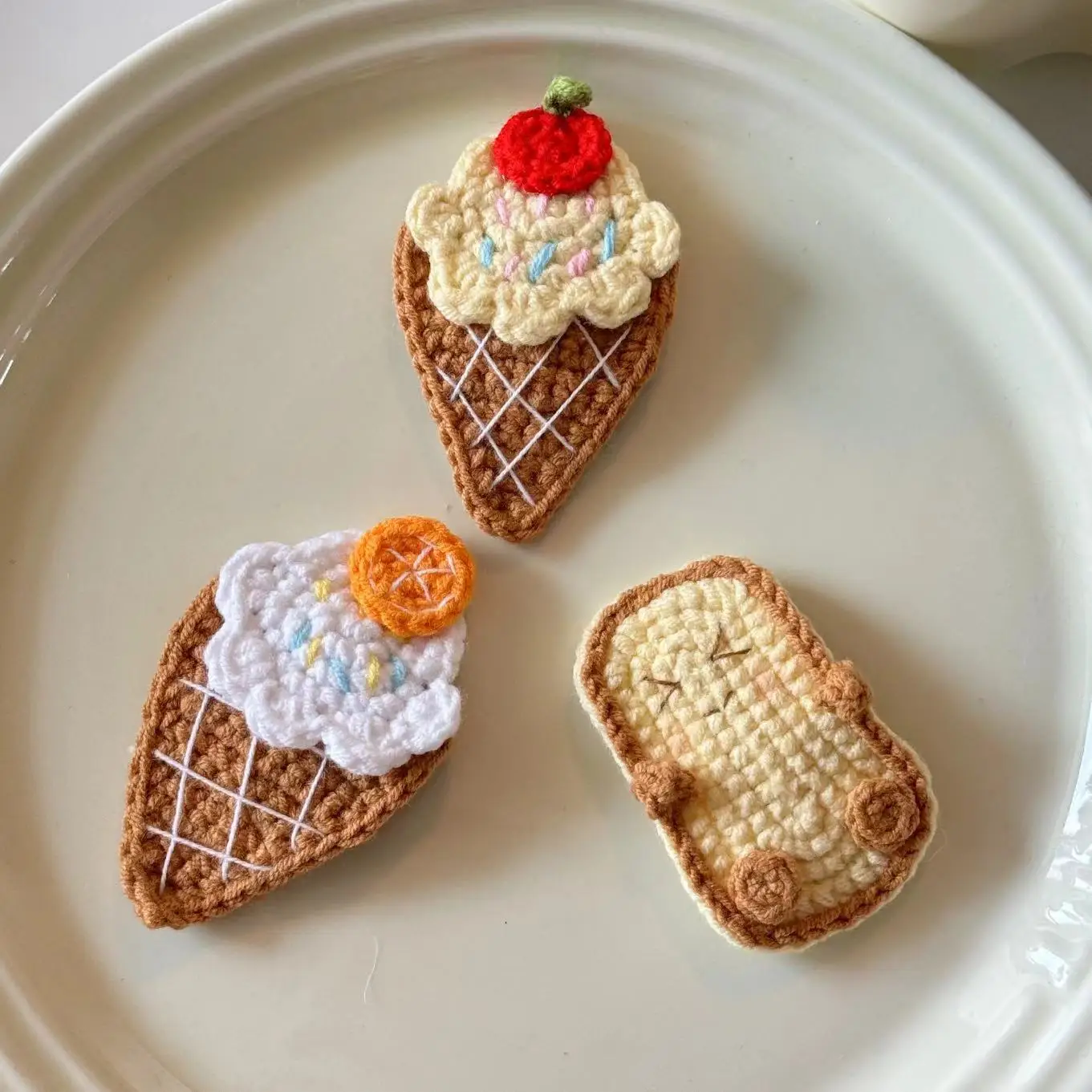 

Набор из 3 заколок для волос в виде мороженого для девочек, вязаные крючком заколки-зажимы, детские боковые заколки, аксессуары для волос для новорожденных, детские заколки для волос