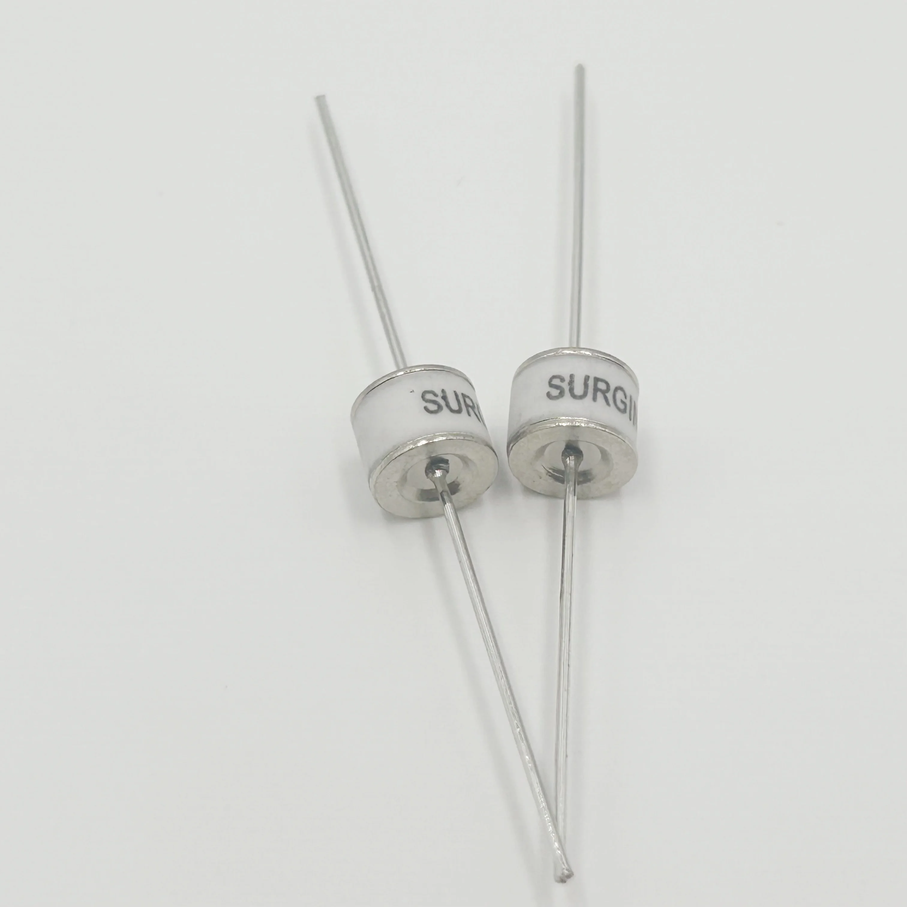 10PCS/LOT 2700V ceramic gas discharge tube 8*6mm 10KA 2RM2700L-8 SXH81-272X 2R2700TB-8 SC2E8 B8G ZM86 2700V Surge protective