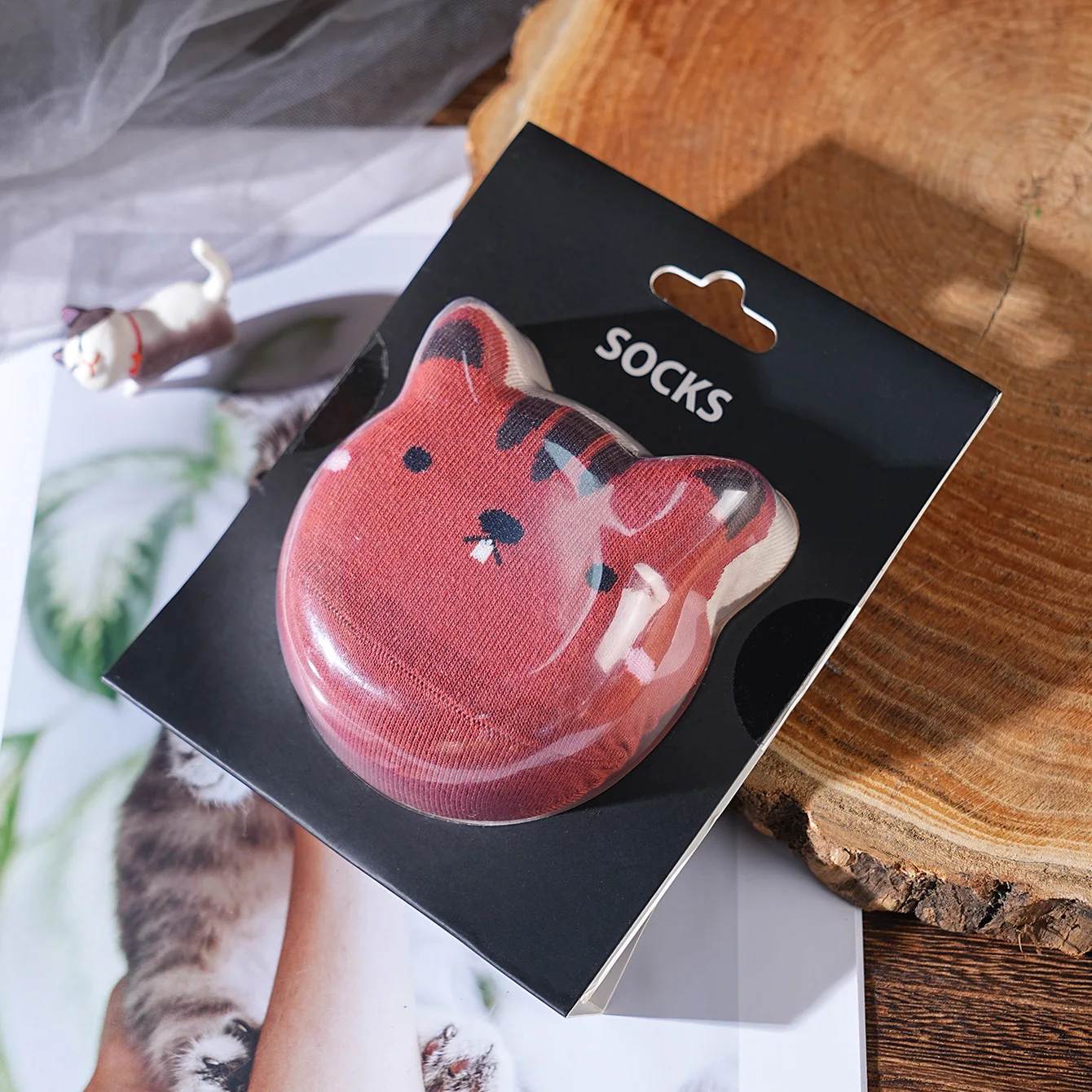 1 pair of unisex mid-calf socks with a novelty and interesting animal squirrel design, gift box socks, creative socks, fashionable and trendy style, comfortable and breathable, suitable for parties, casual wear, Valentine's Day, Halloween, birthdays, Christmas, New Year, Thanksgiving, autumn and winter, all-season style, creative gift box