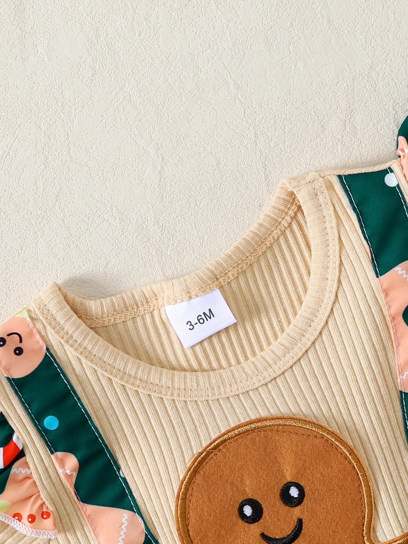 Lebkuchenmädchen-Outfit-Set mit Weihnachtsmotiv, mit Spitzenärmeln, bedruckten Overalls mit Innenmatch und großer Schleifendekoration für Babys – Detail 5