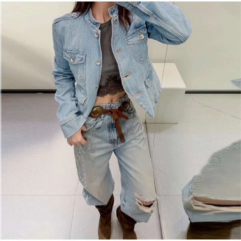 Damen-Jeansjacke mit Stehkragen, langen Ärmeln, Knopfleiste, Klapptaschen, hell gewaschen, figurbetont, lässige Oberbekleidung, Street-Style-Jeansjacke 2026 – Detail 8