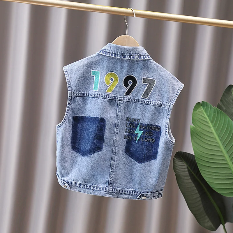 2024 primavera e autunno ragazzi moda stampa lettera Flip Collar bottone tasca Denim gilet cappotto abbigliamento per bambini 1-8y