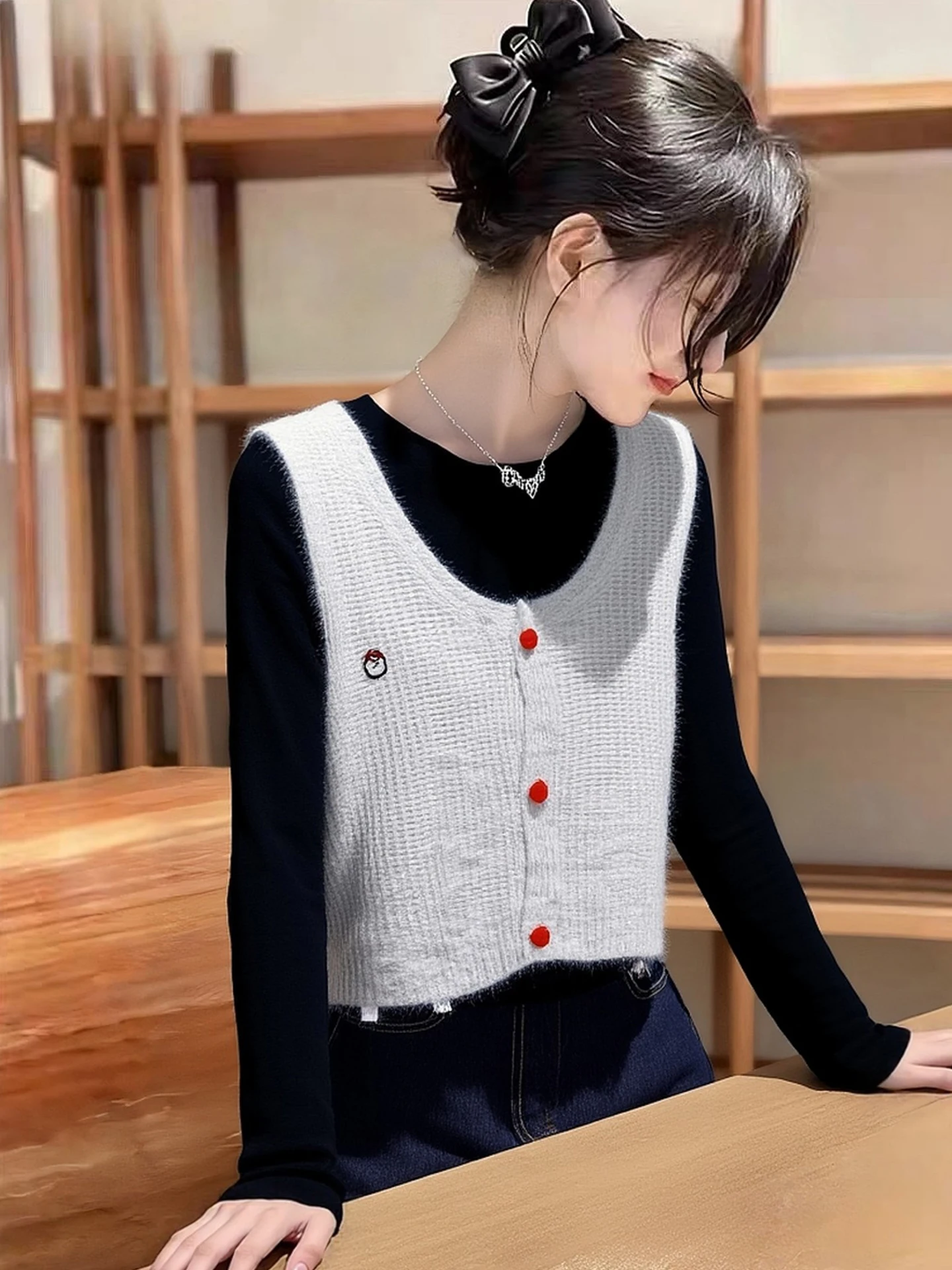 Korean Style Sweet Heart Shaped Button Knitted Vest Versatile Base Shirt Fashionable Autumn Top Women's Elegant round Neck