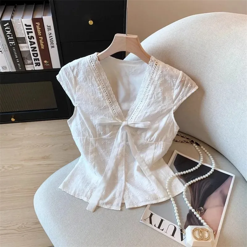 

Женская белая блузка с цветочной вышивкой и завязками на талии