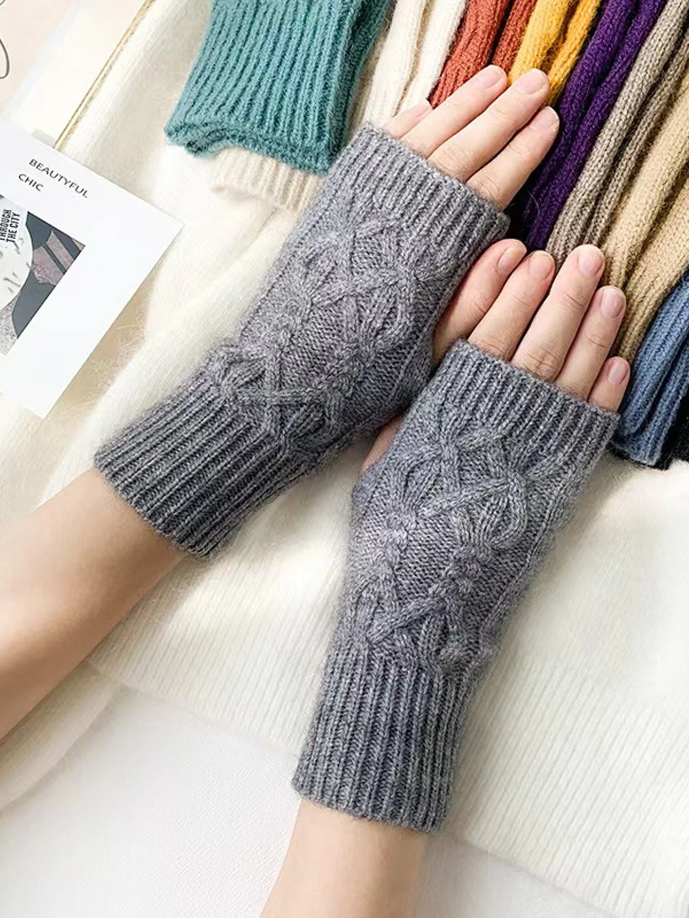 Knitted Gloves, Touch Screen Short Wrist Cover, Autumn and Winter New Styles, Women's Warm and Fashionable Open Finger Gloves