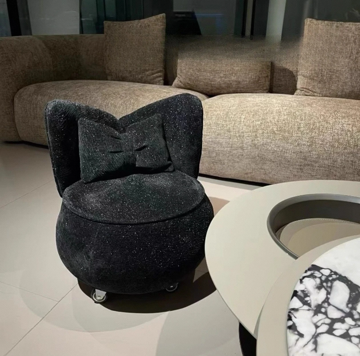 *e for Bow - shaped Accent Chair with Plush Upholstery, Comfortable Barrel Chair for Living Room, Bedroom and Home Decor *x