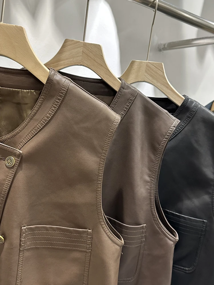 เสื้อกั๊กหนัง PU สไตล์เรโทรสำหรับผู้หญิง เสื้อคลุมทรงกลม ดีไซน์เลเยอร์แบบไม่สมมาตร สำหรับฤดูใบไม้ร่วง ปี 2024 เหมาะสำหรับใส่ไปทำงาน ติดกระดุม สี