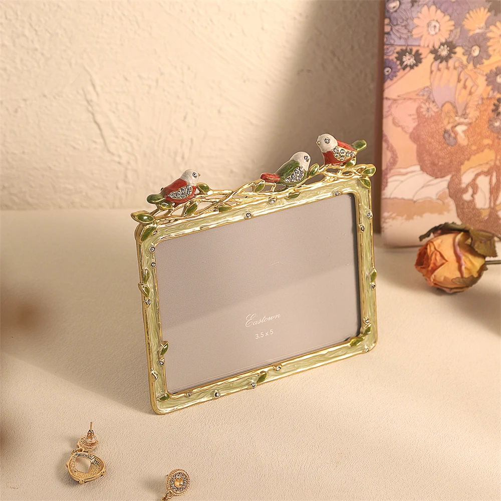 

French Alloy Photo Frame Rable 5 inch Empty Frame With Glass Retro Home Decoration Light Luxury High-End Photo Frame Ornaments