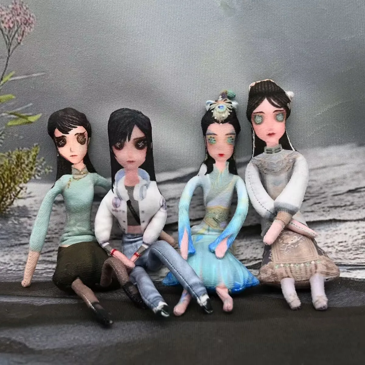 "Identity V", "Antique Dealer", muñecos esqueléticos abstractos con cables de hierro móviles en las manos y los pies, se pueden dar forma libremente