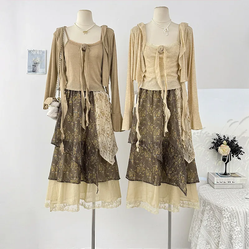 

Французский стиль: комплект из трех предметов — топ-камизоль с 3D-цветами + кардиган для защиты от солнца + юбка-клеш с высокой талией и цветочным пэчворком