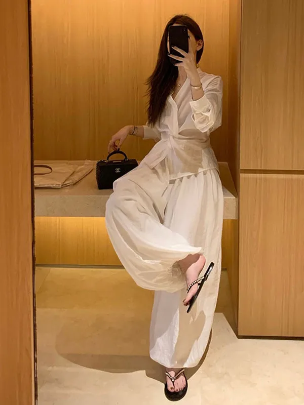 

Комплект в корейском стиле: свободные брюки-фонарики с воротником-стойкой и универсальный костюм-двойка с длинным рукавом и V-образным вырезом. Новинка весенней моды 2025 года.