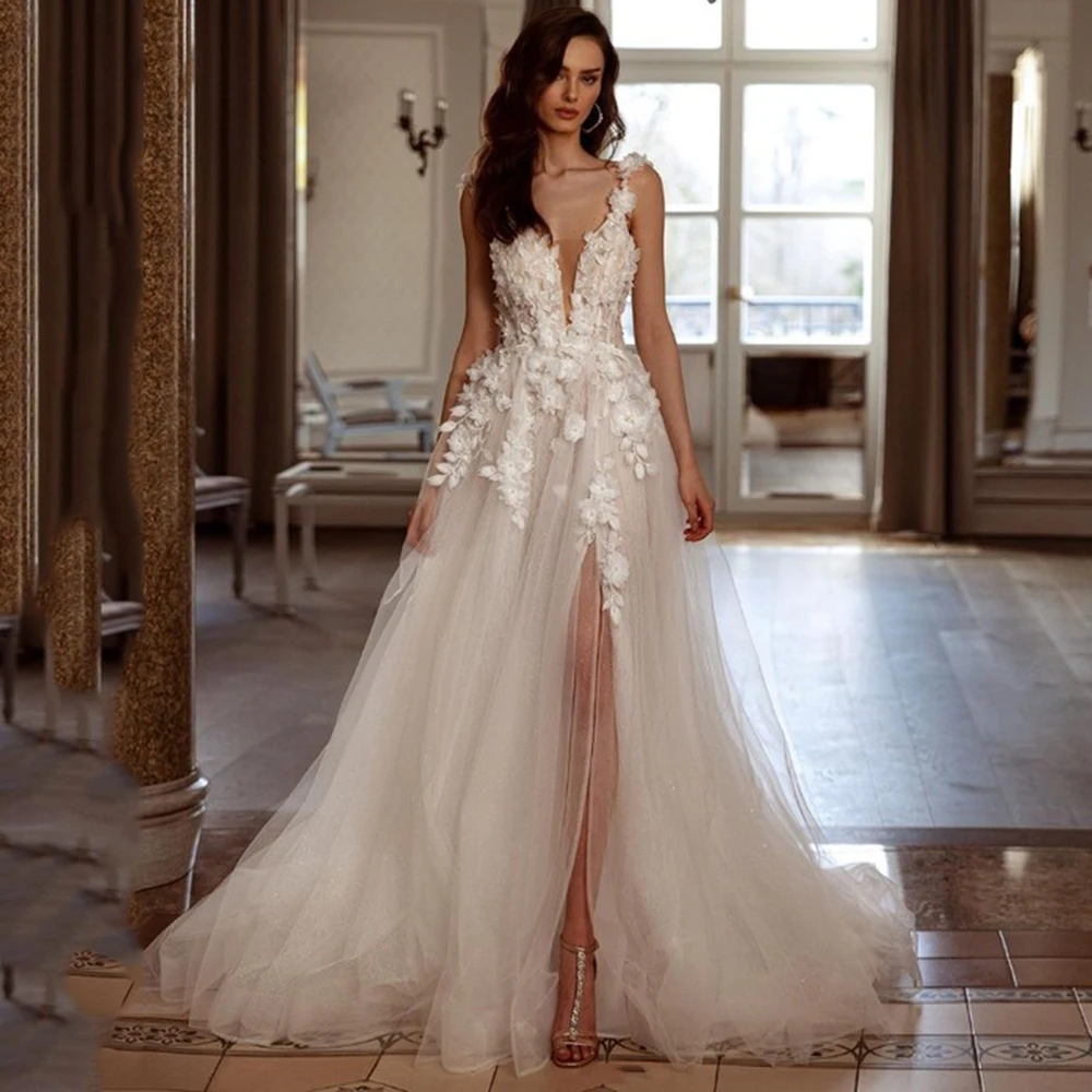 Abito da sposa Boho Princess con scollo a V profondo con spacco laterale Applicazioni in pizzo 3D Spiaggia senza spalline Sweep Train senza schienale Personalizzato