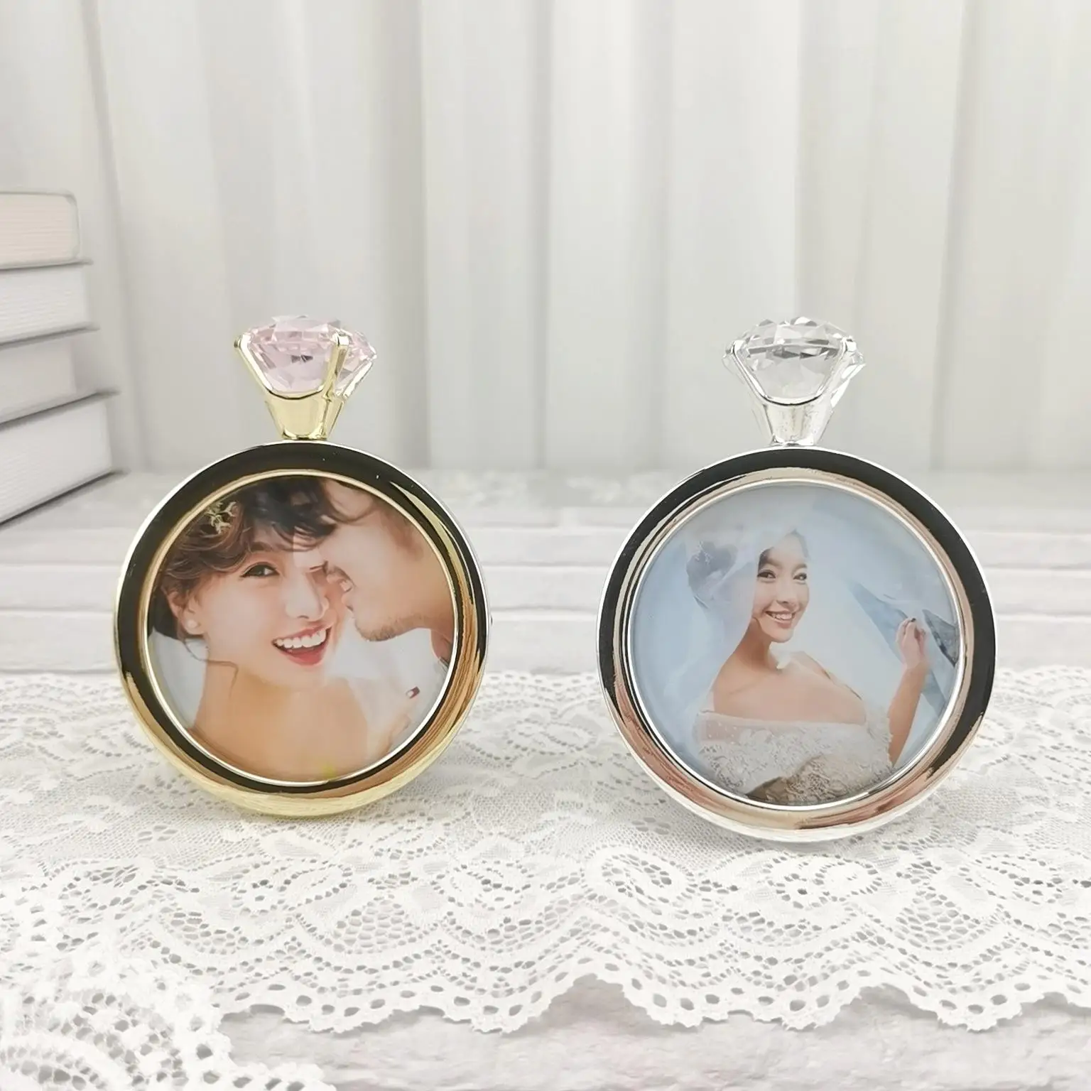 3-inch (7.6cm) Round Metal Photo Frame. Mini Handmade Creative Wedding Ring Round Electroplated Metal Wedding Dress Photo Frame.