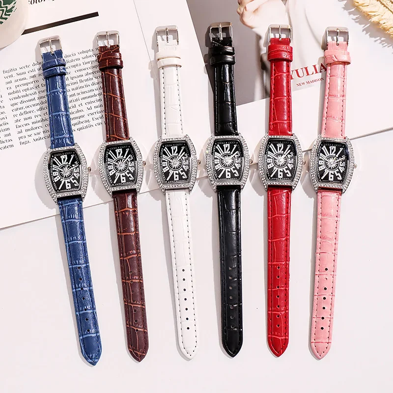 ساعة فاخرة بحزام جلدي للسيدات مرصعة بالألماس على الموضة بحزام على شكل برميل ساعة عصرية بأرقام رومانية كبيرة للسيدات