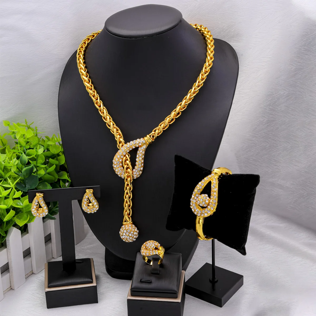 Dubai 24K Gold Plated Gold Women Jewelry Sets Classic Design Necklace Earrings Charm Bracelet Ring Banquet Party Jewelry