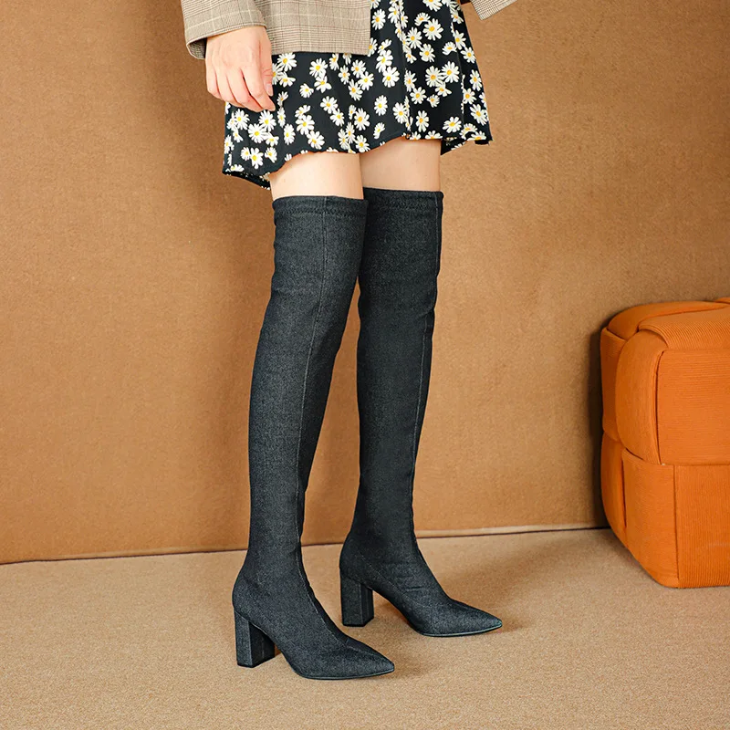 

(черный/синий) женские эластичные джинсовые сапоги выше колена на толстом высоком каблуке 7,5 см с острым носком, утягивающая универсальная осенняя обувь D008