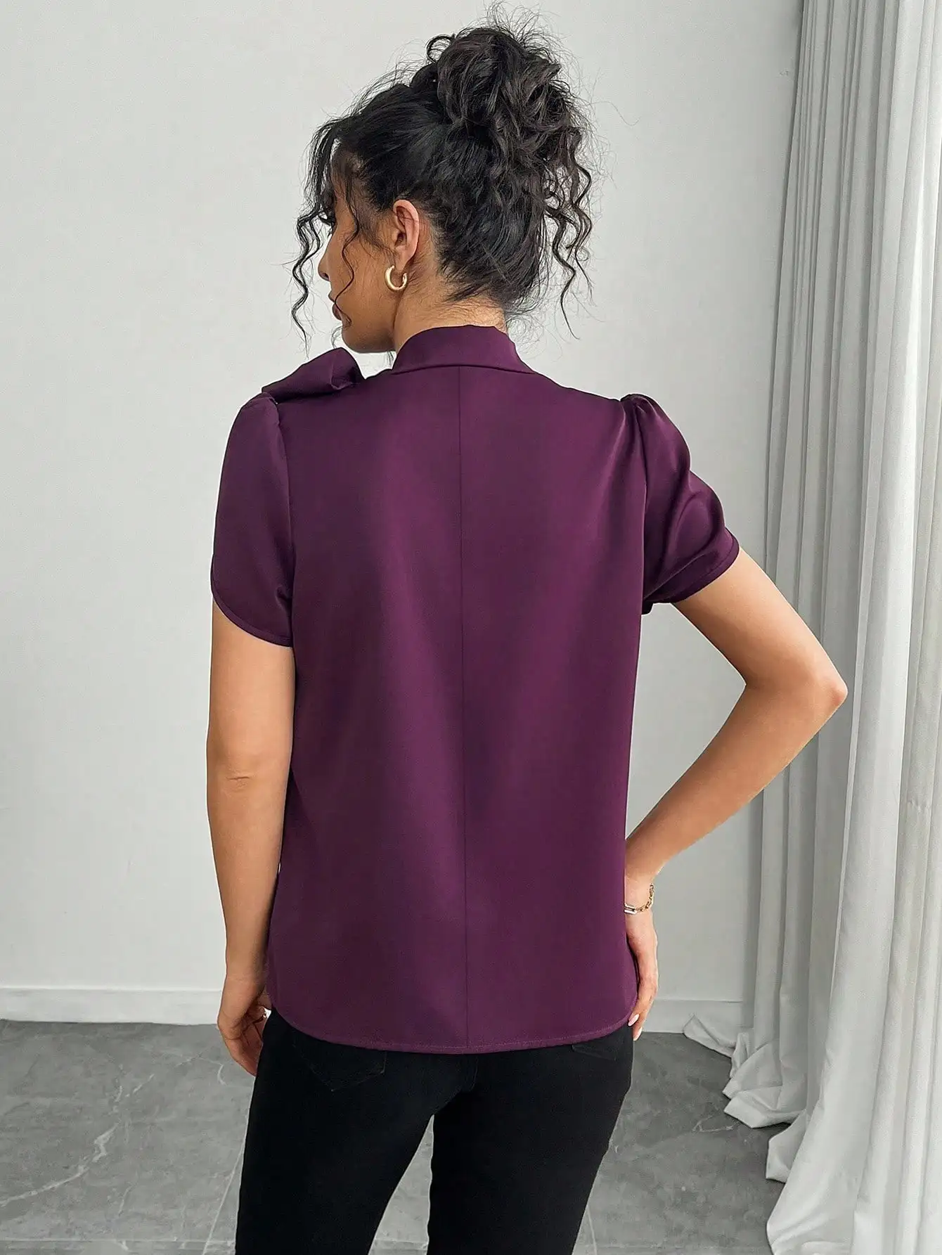 

Женская весенне-летняя повседневная однотонная блузка с бантом и расклешенными рукавами