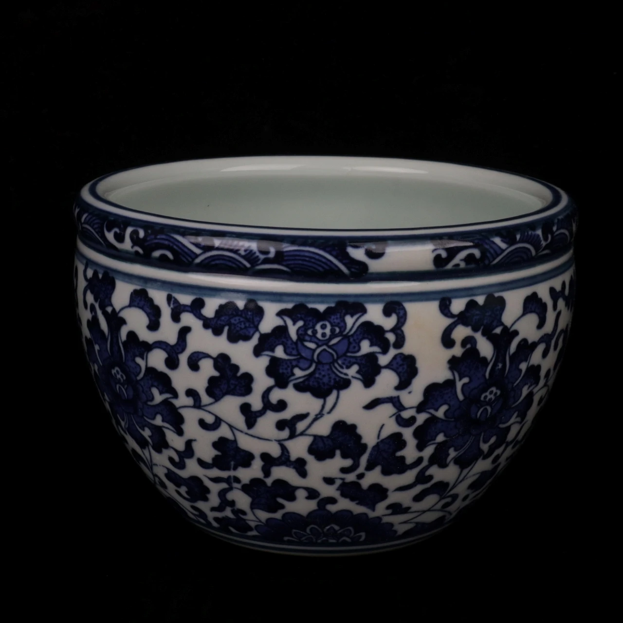 

Jingdezhen Blue and White Entangled Branches Lotus Pattern Small Jar Antique Porcelain Home Decoration Ornaments