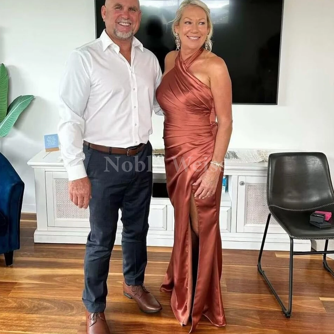 فساتين وصيفة الشرف أنيقة من الساتان بطيات رسن فستان طويل على شكل بوق للنساء للسهرات الرسمية حسب الطلب