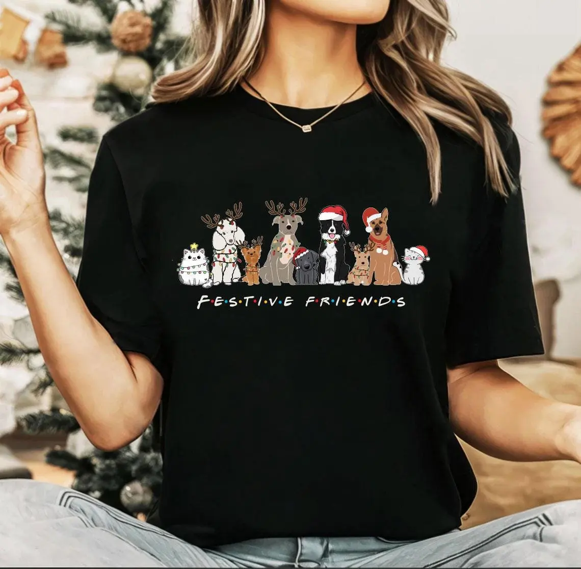 เสื้อปาร์ตี้คริสต์มาสสำหรับสุภาพสตรี สุขสันต์วันคริสต์มาส เสื้อยืดสีแดงพิมพ์ลายกวางเรนเดียร์น่ารักสำหรับผู้หญิง เสื้อยืดคอกลมแขนสั้นลำลอง