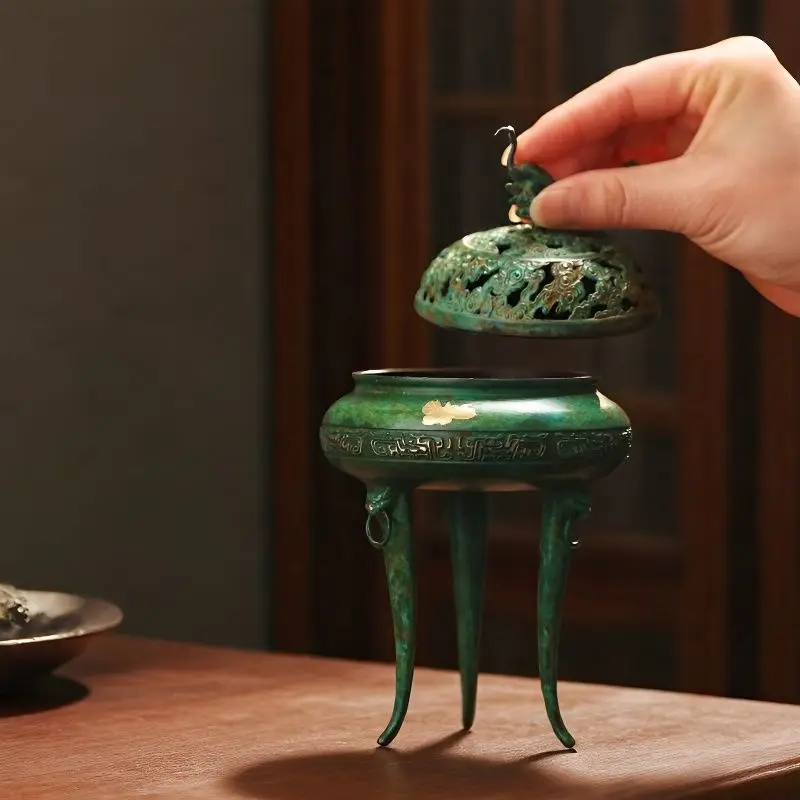Three-legged copper , a Chinese-style for home use, a Zen-inspired incense burner, a decorative inc
