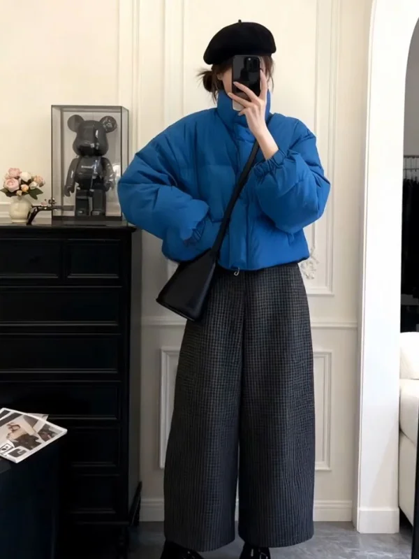 

Модная толстая синяя хлопковая куртка для женщин, новая зимняя модель, теплая, стильная, в корейском стиле, свободного кроя, короткая, на молнии, однотонная.