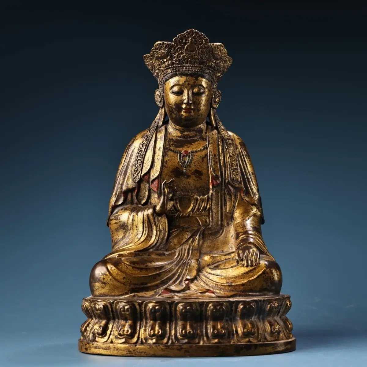 Treasure pure copper high relief chisel engraved mud gold Pilu Guanyin weighs 2280 grams, is 26 cm high and 17 cm wide