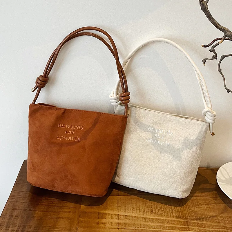 Damen-Handtasche aus Wildleder mit großer Kapazität und Buchstabenmuster, magnetische Schnalle, Samt, PU-Unterarmtasche im Retro-koreanischen Stil – Detail 16