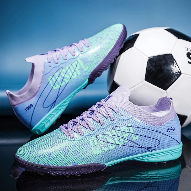 A pair of boys' football shoes, with breathable upper, comfortable heat dissipation, and a durable and grippy soleHX-D2028-1