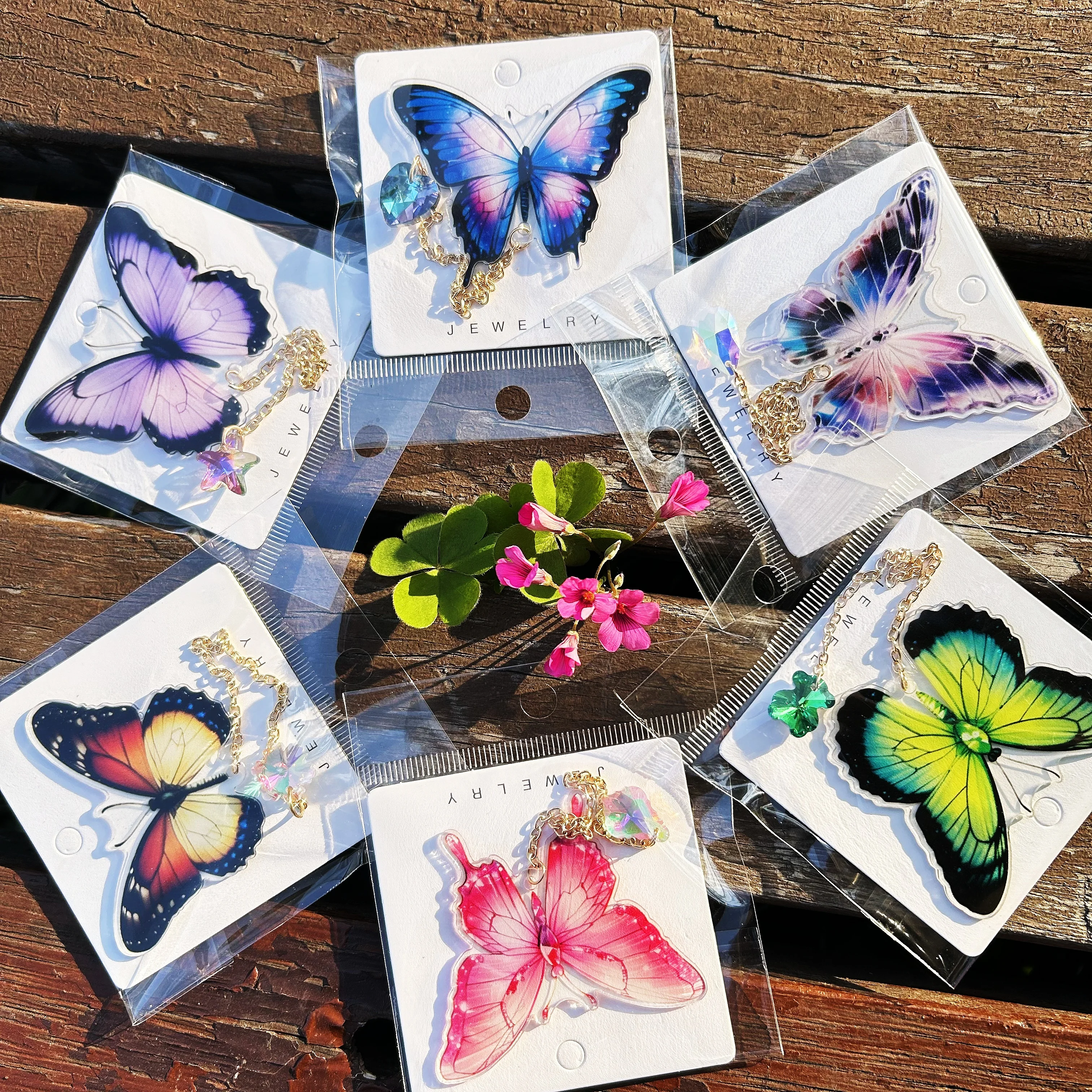 6 Acryl-Schmetterlings-Lesezeichen mit Metallkette und Glaskristall-Anhänger (zufällige Anhängerform). Seitenmarkierungen, geeignet