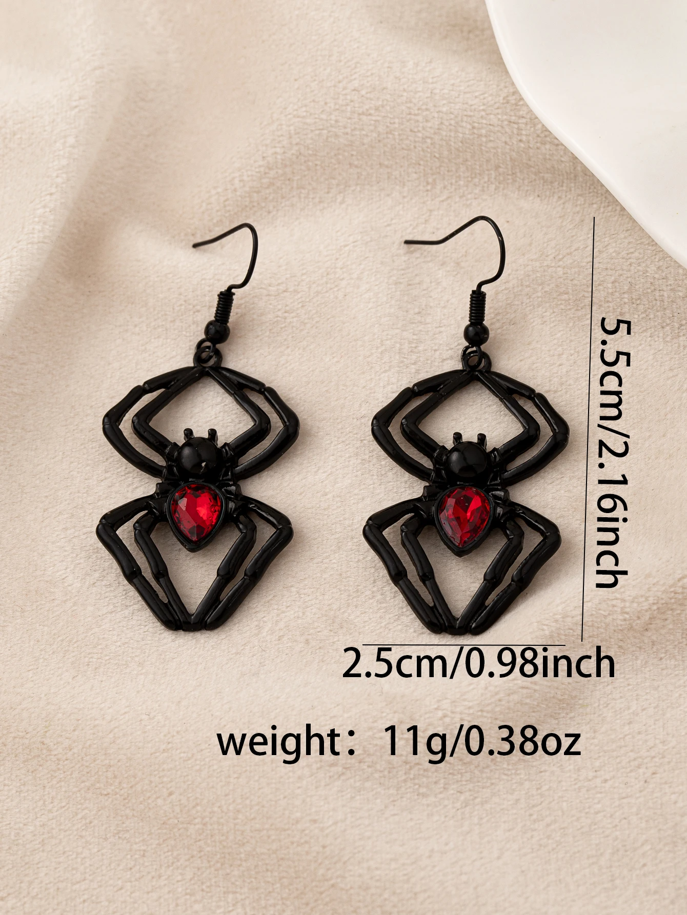 เก๋ไก๋กับต่างหูสตรีแมงมุมสีดำคลาสสิก