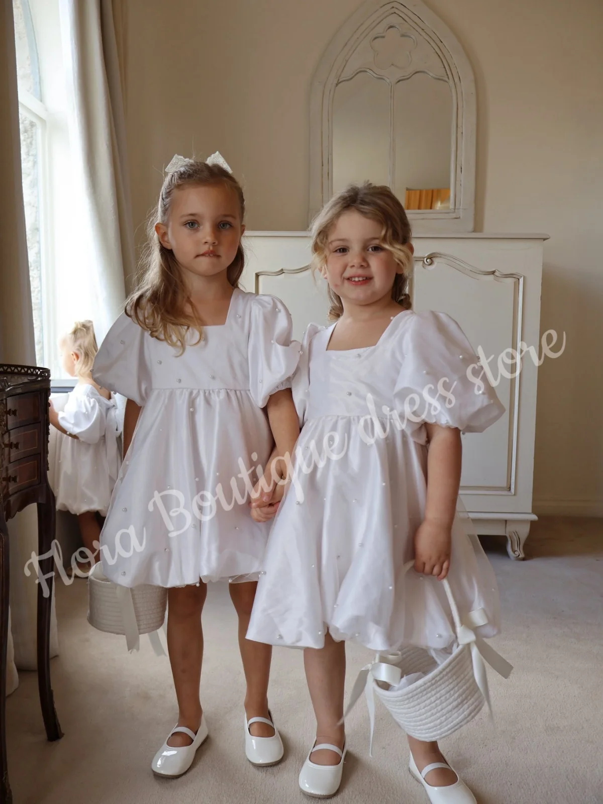 カスタマイズされたサテンパールパフスリーブベビーガールフラワーガールドレス、結婚式、ダンスパフォーマンス、ホリデーのお祝いに