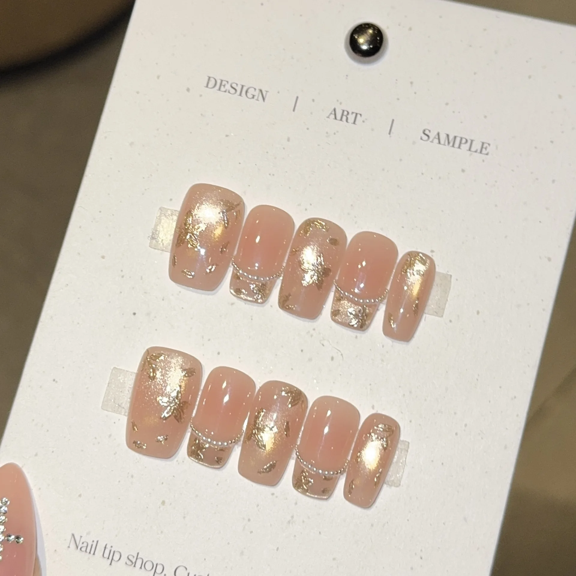 

10 шт. Накладные ногти ручной работы, короткие, с блестящим эффектом кошачьего глаза, золотым цветочным дизайном и жемчугом, нежные искусственные ногти, готовые к носке, для девочек.