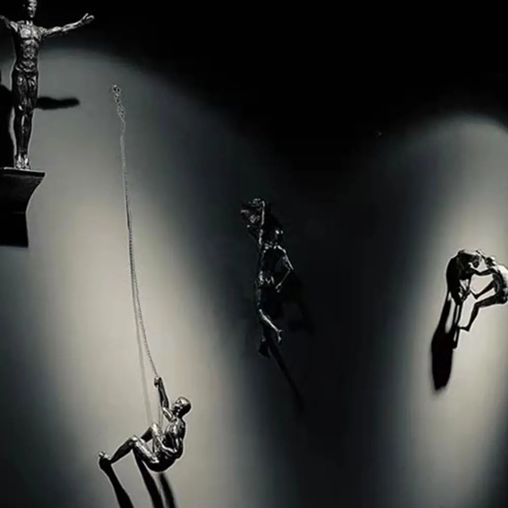 

Retro Industrial Climbing Man Wall Sculpture Resin Hanging Decor for Bar Living Room Decoration