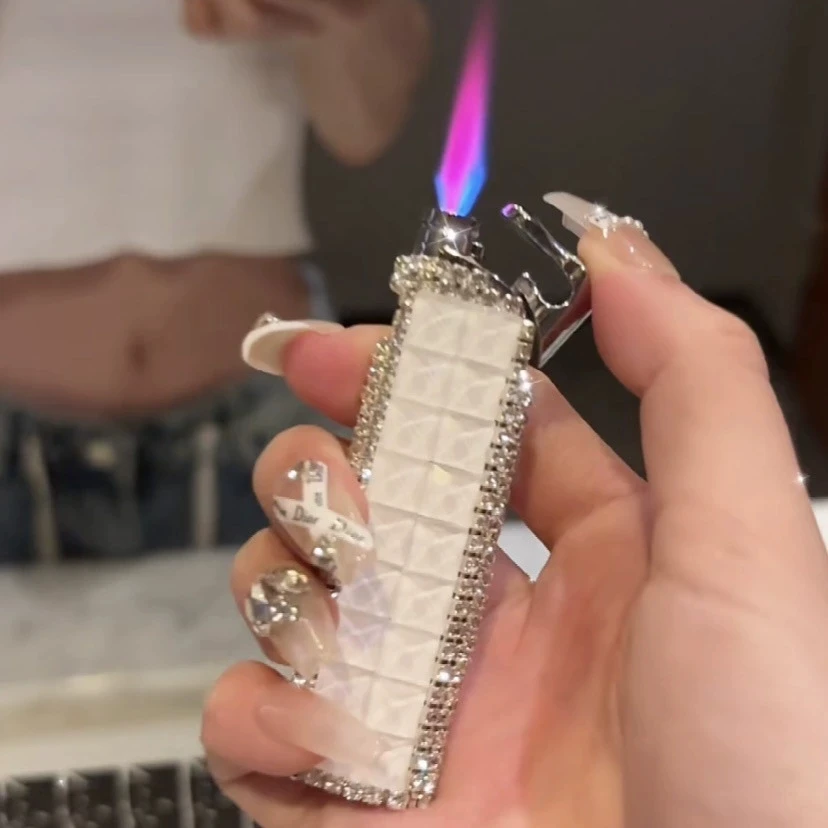New Arrival Rhinestone Diamond Studded Torch Lighter, Windproof Jet Pink Flame Refillable Butane Metal Lighter, Cute Unique Smok
