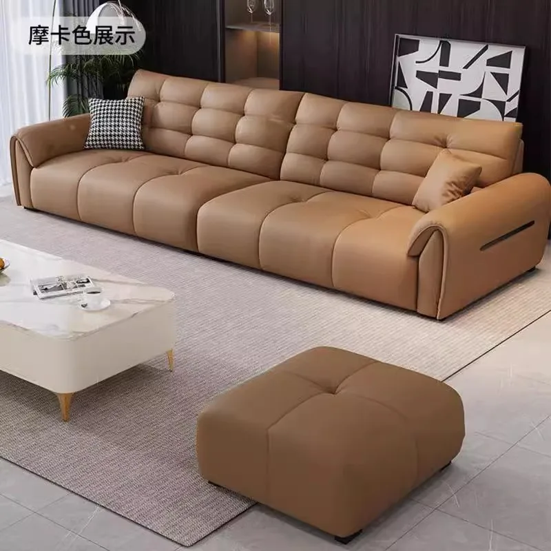 Duża czarna sofa z niedźwiedziem