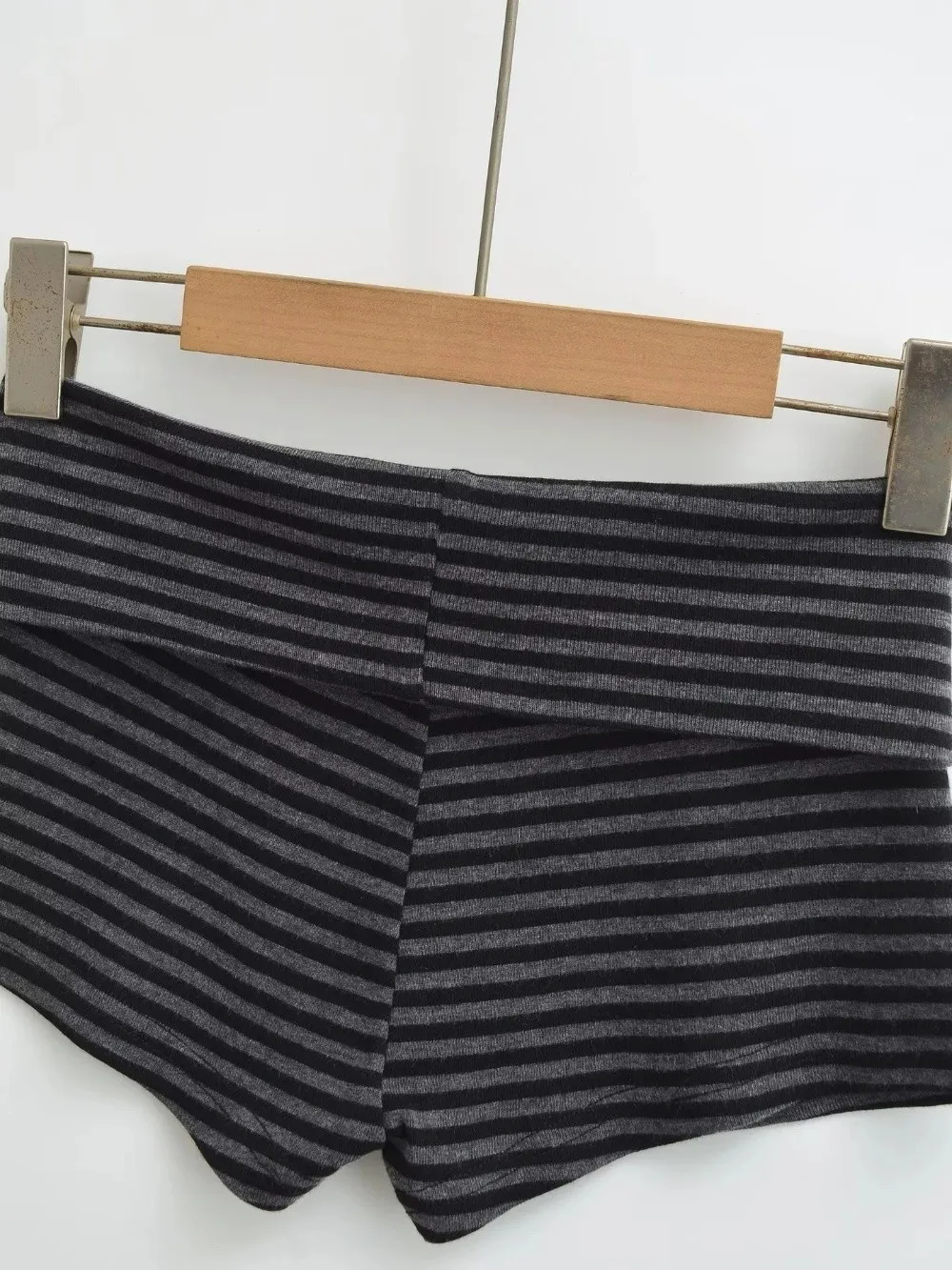 Neue gestreifte Shorts mit niedriger Taille, gestreiftes Muster, hohe Elastizität, lässige Shorts, bequeme kurze Shorts für Damen – Detail 5
