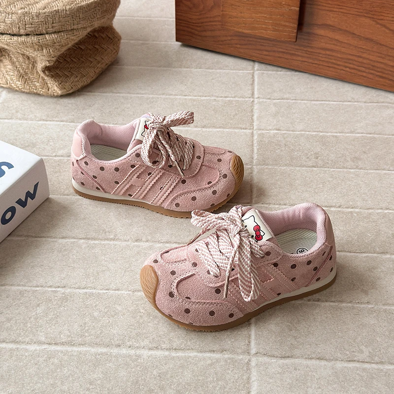 أحذية كاجوال للفتيات اللطيفة منقطة لربيع وخريف 2025 بكعب مسطح ورباط ومضادة للانزلاق ونعل ناعم أحذية رياضية مريحة.