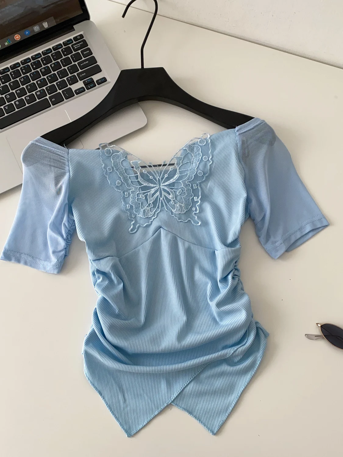 

Элегантная женская блузка с кружевными вставками и V-образным вырезом, с коротким рукавом, приталенного кроя, в корейском стиле, для офиса, модный топ Pure Desire