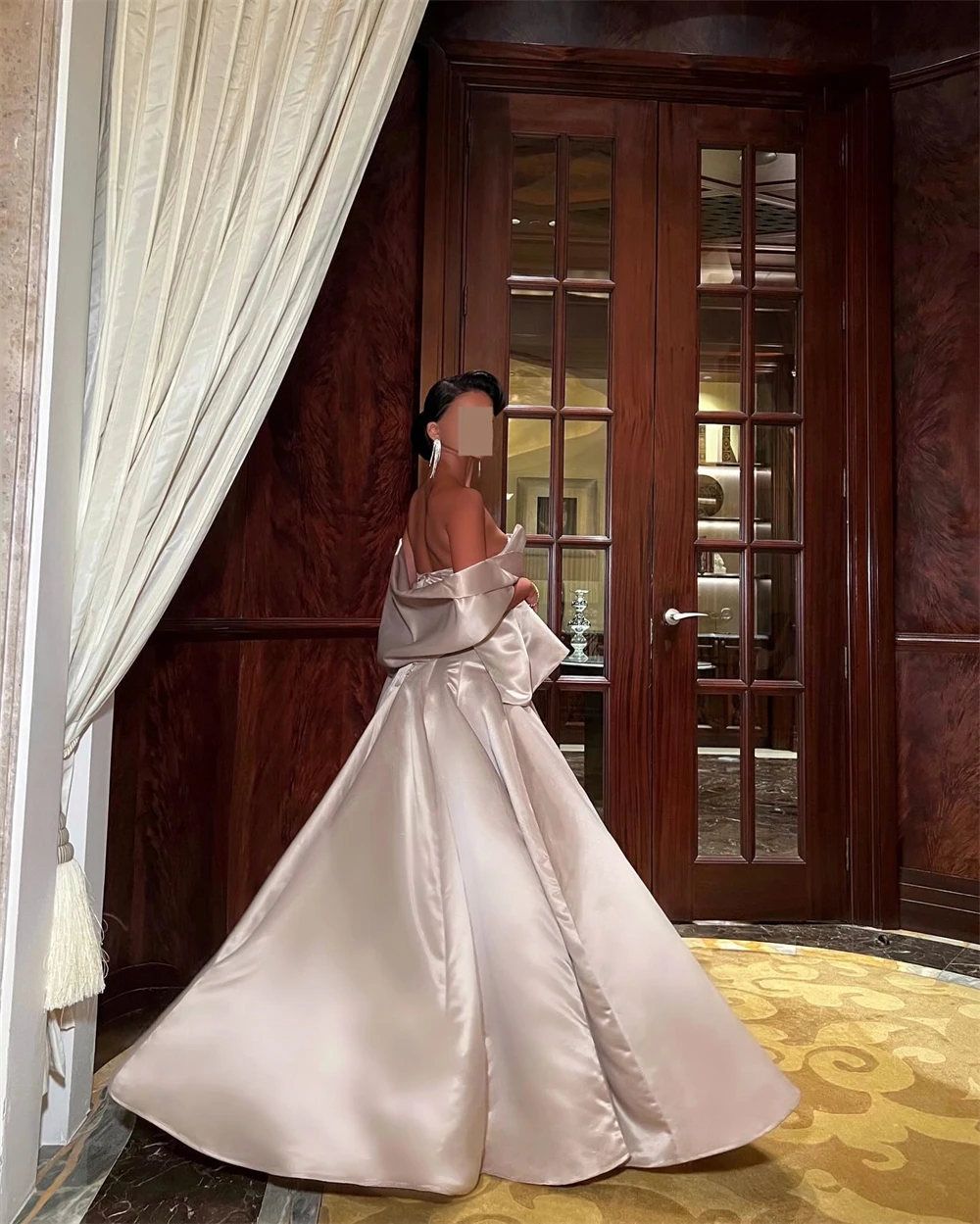 Классическое атласное вечернее платье без бретелек без рукавов по индивидуальному заказу. Изысканные трапециевидные платья длиной до пола со шлейфом для особых случаев.