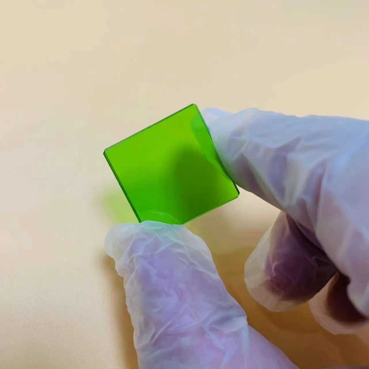 2 pezzi dimensioni totali 25x25x2mm quadrato 575nm luce verde IR Pass filtro vetro LB17 per lampada