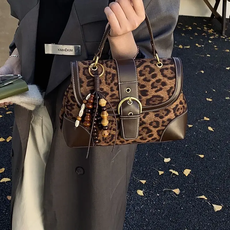

Autumn Winter Leopard Print Suede Handbag Women New One-shoulder Crossbody Package High-end Commuting Niche Small Square Bag